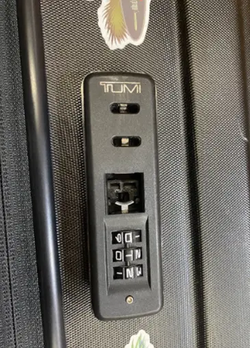 TUMI ロック交換修理（純正品対応） 修理前