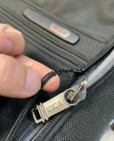 TUMI ファスナー修理 修理前