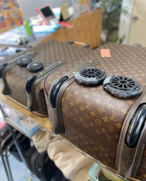 LOUIS VUITTON Louis Vuitton キャスター破損修理 修理前