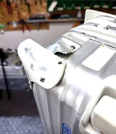 RIMOWA アルミボディ変形修理（コーナープレート再固定）