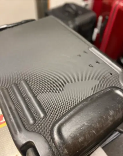 TUMI フットパーツ交換修理 修理前