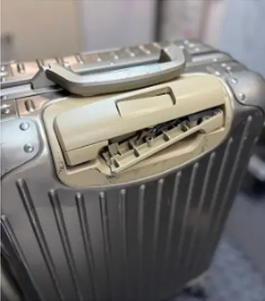 RIMOWA チタニウム アルミケース 伸縮ハンドル交換（代用品・色変更対応） 修理前