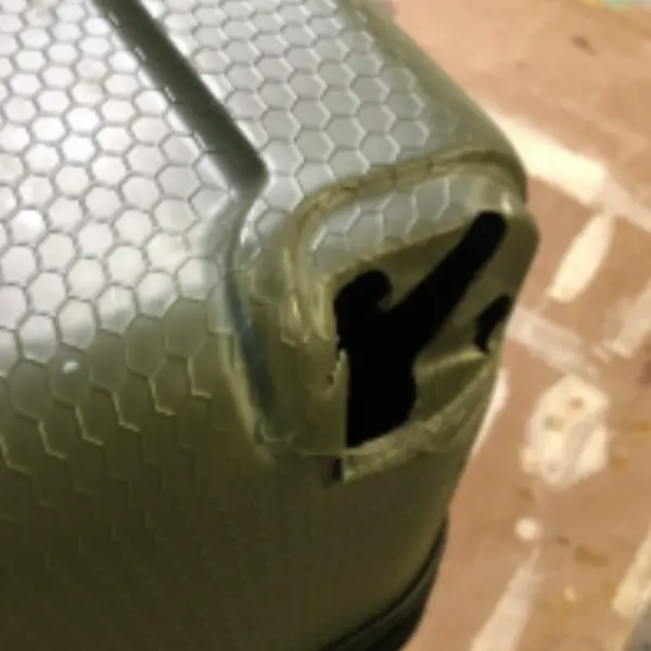 RIMOWA ポリカーボネートボディ亀裂補修修理 修理前