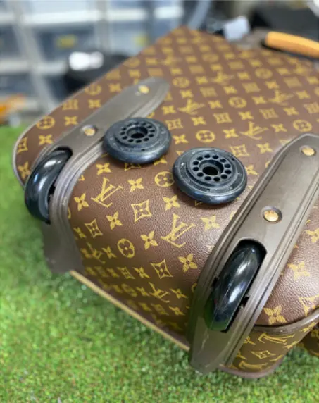 LOUIS VUITTON Louis Vuitton キャスター変形修理 修理前