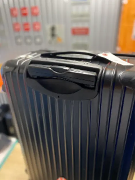 リモワ ハンドル傾き修理(専用代用品交換) 修理前