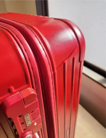 RIMOWA 赤色ボディ 亀裂修理(ひび割れ補修) 修理前