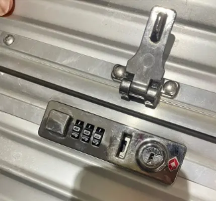 RIMOWA クラシックフライト ロック交換(TSAロック修理) 修理前