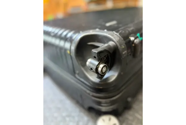 RIMOWA 64mmキャスター交換（純正同等パーツ対応） 修理前