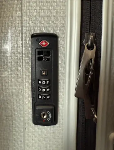 Samsonite コスモライト ロック破損交換(TSAロック修理) 修理前