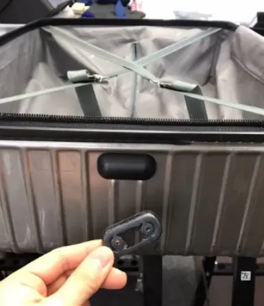 RIMOWA ポリカーボネートケース フットパーツ削れ修理（底足交換） 修理後