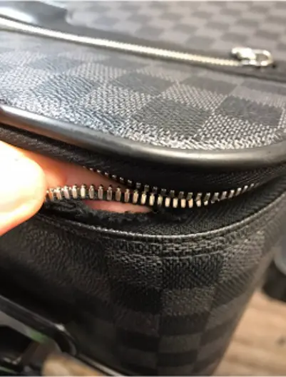LOUIS VUITTON Louis Vuitton ペガス ファスナー裂け修理 修理前