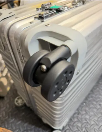 RIMOWA 50mmキャスター交換（純正パーツ使用） 修理後