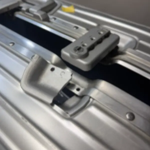 RIMOWA 鍵交換修理（閉まらない） 修理前