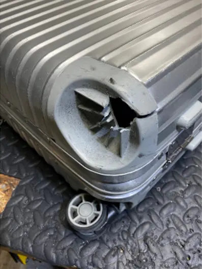 RIMOWA トパーズ 50mmキャスター ハウジング交換（ベース破損修理） 修理前