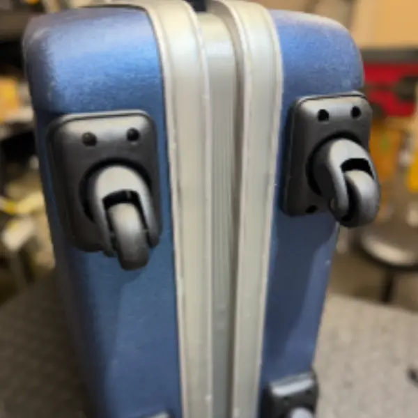 Samsonite キャスター根本交換修理(変形) 修理後