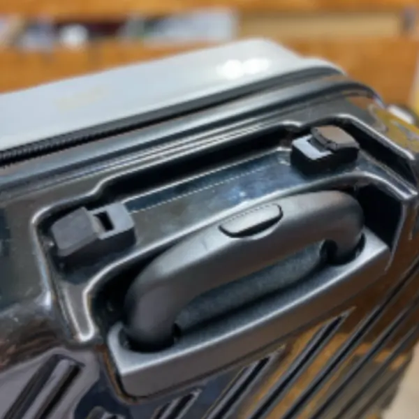 TUMI 樹脂ハンドル交換修理 修理前