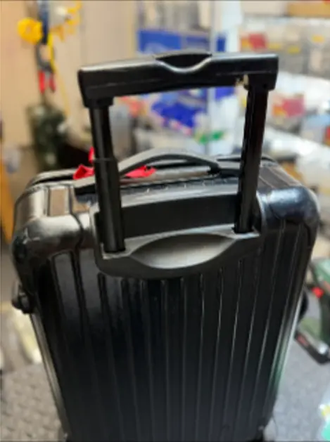 リモワ ハンドル破損交換修理(専用代用品対応) 修理前