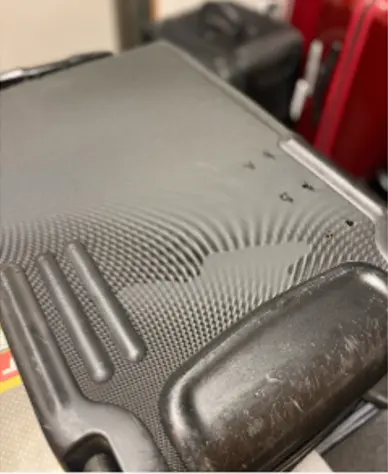 TUMI フットパーツ交換修理 修理前