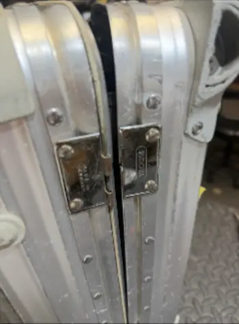 RIMOWA アルミヒンジ交換修理 修理前