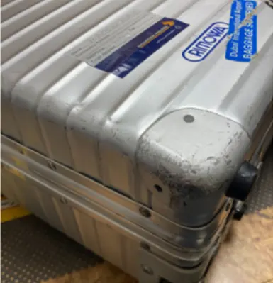 RIMOWA アルミケース フットパーツ破損修理(底足交換) 修理前