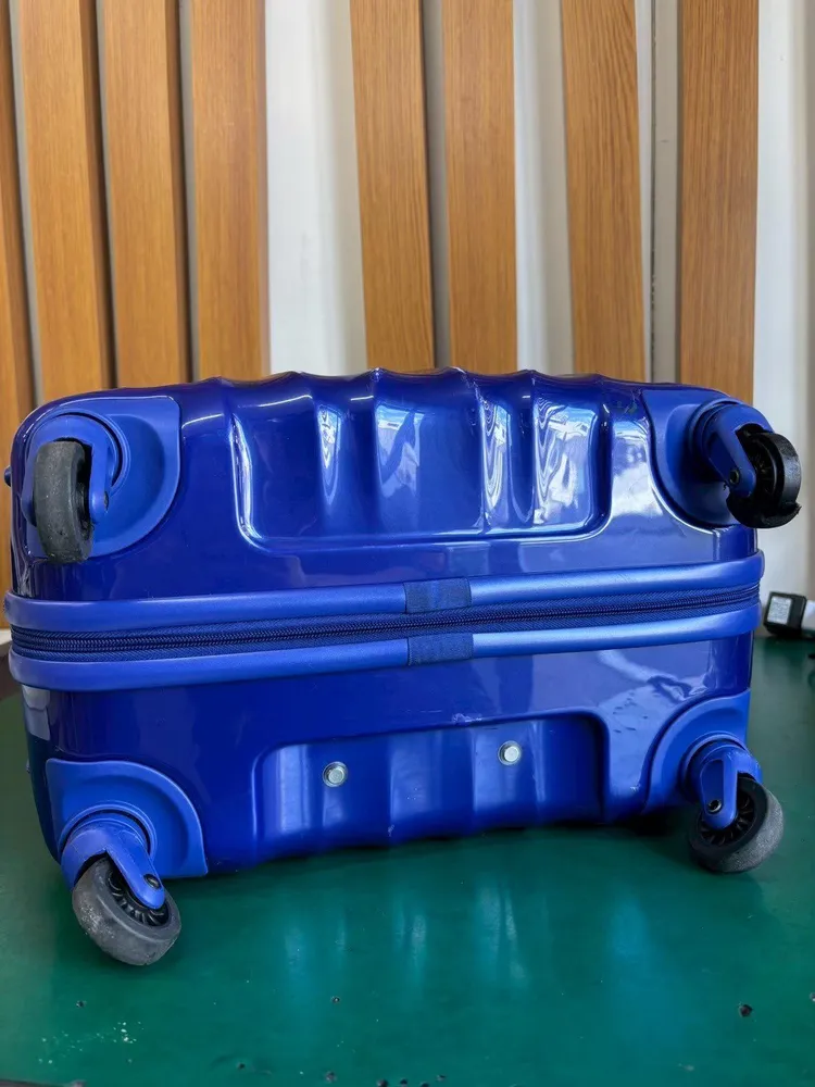 American Tourister キャスター交換修理 修理前