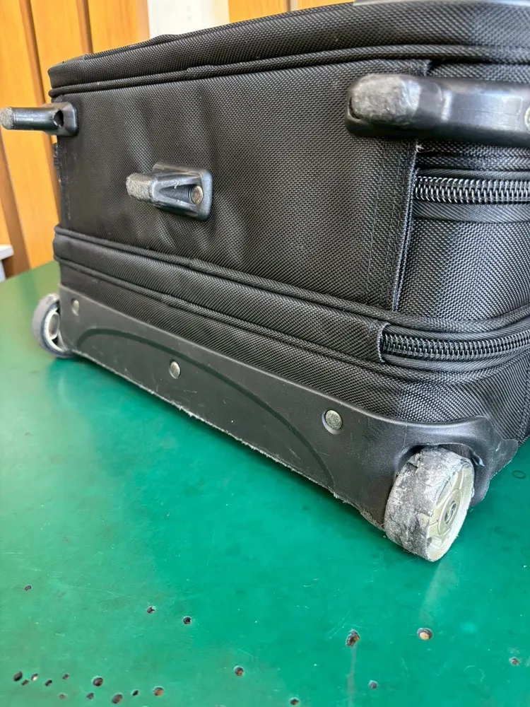 Samsonite キャスター交換修理 修理前