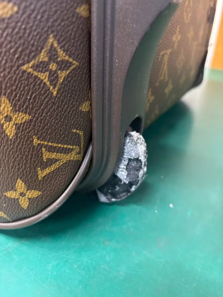 LOUIS VUITTON キャスター2か所交換修理 修理前