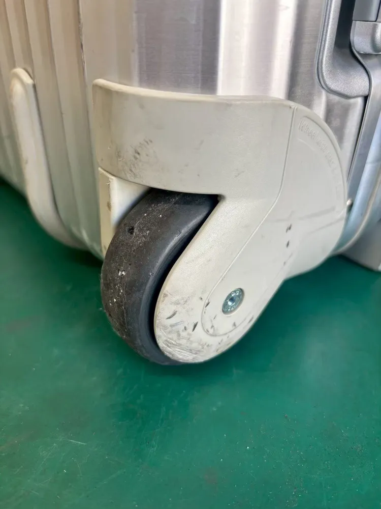 RIMOWA キャスター交換修理 修理前