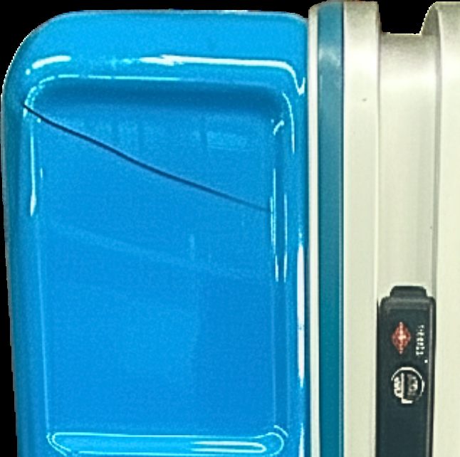 ハードケースの前板に斜めに黒い亀裂が入った状態(修理前)