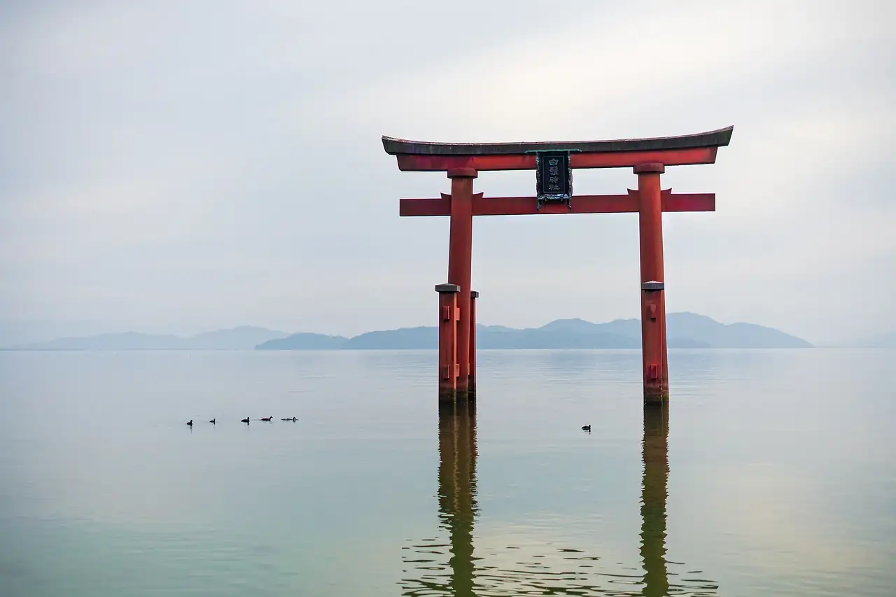 滋賀県大津市|琵琶湖(白鬚神社の鳥居)