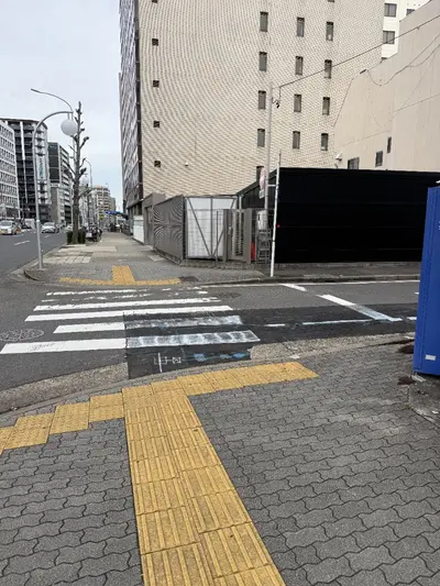 横断歩道を右に曲がる